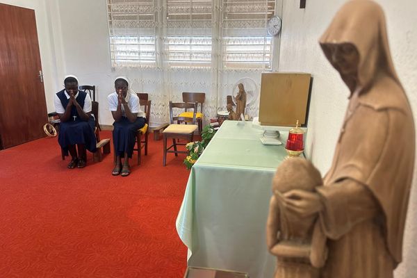 Originaires du Sénégal, les jeunes sœurs Louise et Madeleine consacrent leur vie à Dieu. Elles sont en mission en Martinique.