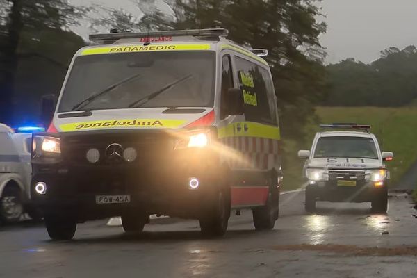 En Nouvelle-Galles du Sud, à Lismore, 13 soldats blessés dans une collision entre deux camions militaires en mission de secours en rapport avec la tempête Alfred