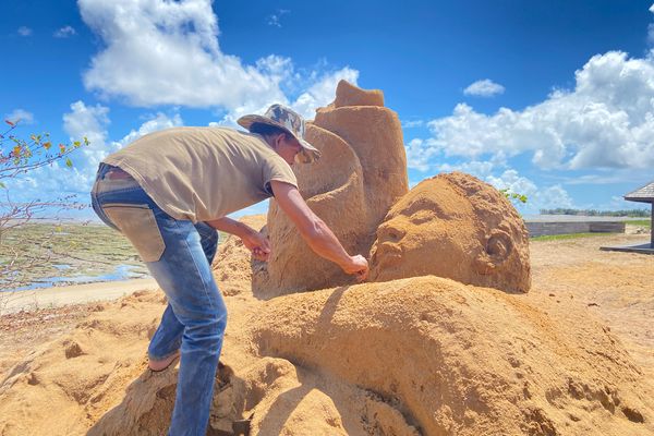 Narcisse Ranarison sculpte le bois et le sable. Pour Lire en savanes, il s'est installé sur le bord de mer