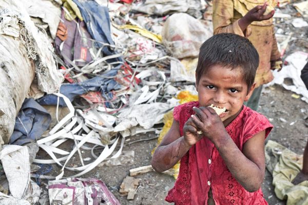 Enfant dans les bidonvilles 