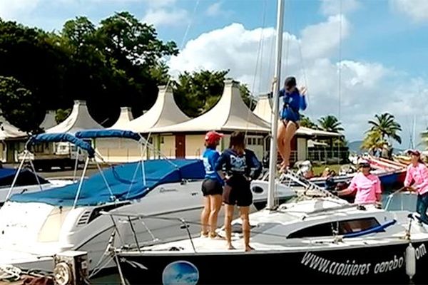 Les membres de l'association 'La régate au féminin " répare leur bateau 