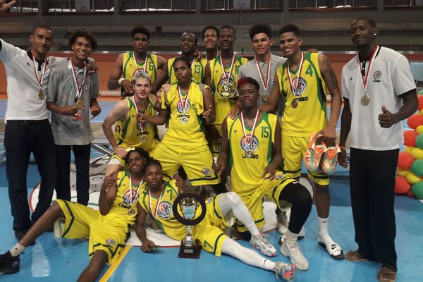 Les espoirs guyanais du basket après leur finale contre la Guadeloupe. Ils sont champions Antilles-Guyane pour la seconde fois