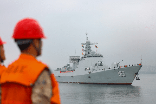 Le destroyer lance-missiles Jiaozuo de la 46e flotte de la marine de l'Armée populaire de libération chinoise s'approche d'un port militaire de la ville de Zhanjiang, dans la province du Guangdong (sud de la Chine), le 24 janvier 2025.