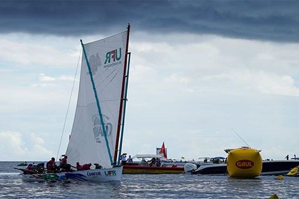 La yole UFR Chanflor à son arrivée en vainqueur à Saint-Pierre (lundi 29 juillet 2019)
