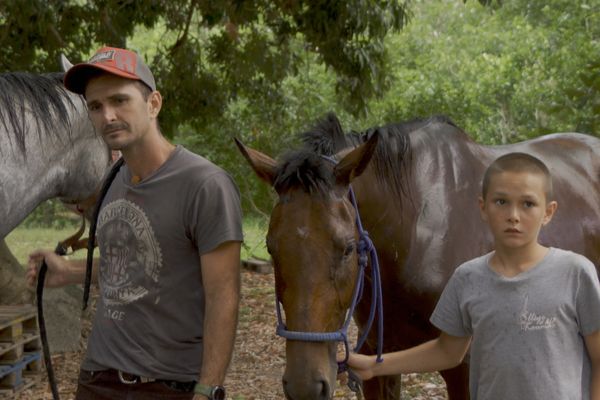 Henrick Rieu et son fils Joël se préparent à la fête de la génisse à Koumac.