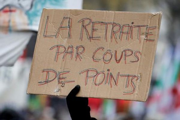 Une pancarte "La retraite par coups de points"