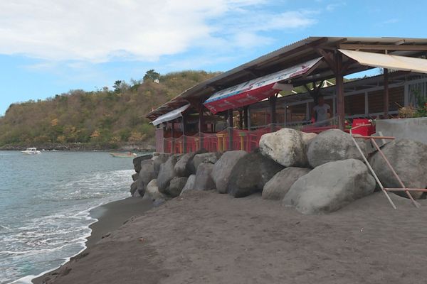 Le restaurant est à quelques centimètres de la mer.