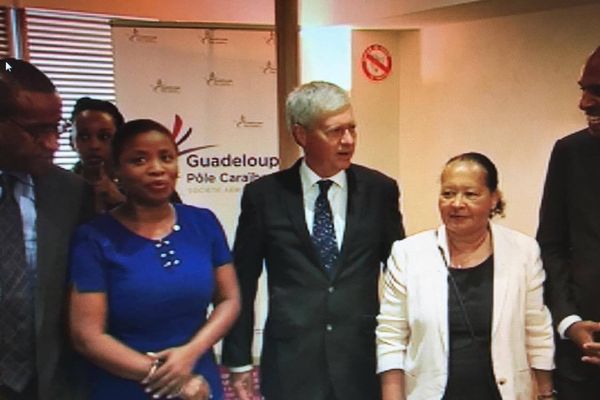 Eric Maire entouré des 4 députés de la Guadeloupe