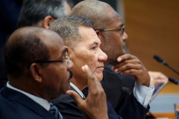(g-d) Gaston Browne (g), Premier ministre d'Antigua-et-Barbuda, Kausea Natano, Premier ministre de Tuvalu et Arnold Loughman, procureur général du Vanuatu, au Tribunal maritime de l'ONU, le 11 septembre 2023 à Hambourg, en Allemagne.