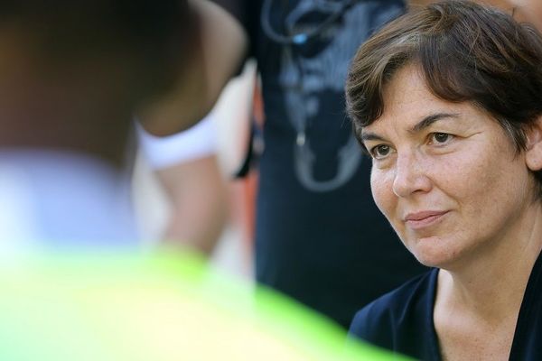 Annick Girardin, ministre des Outre-mer, face aux "gilets jaunes" lors du troisième jour de sa visite à La Réunion, le 30 novembre 2018. 