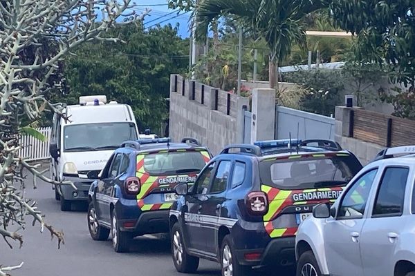 La rue du stade est fermée en raison de l'intervention des forces de l'ordre