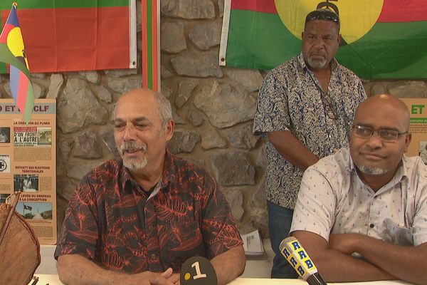 Gilbert Tyuienon et Dominique Fochi, au siège de l'Union calédonienne, à Nouméa.