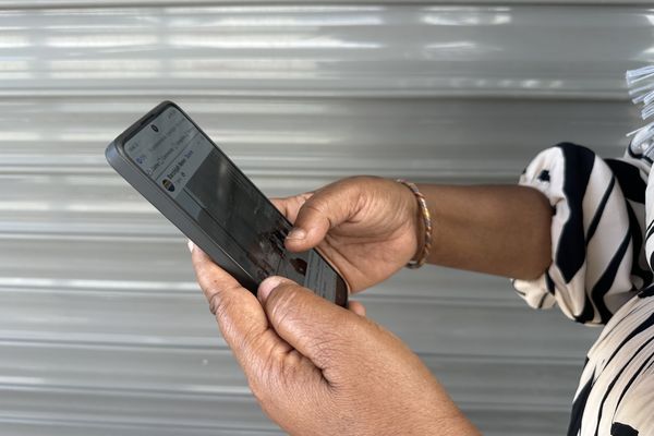 Photo illustration d'une personne en train d'utiliser son téléphone.