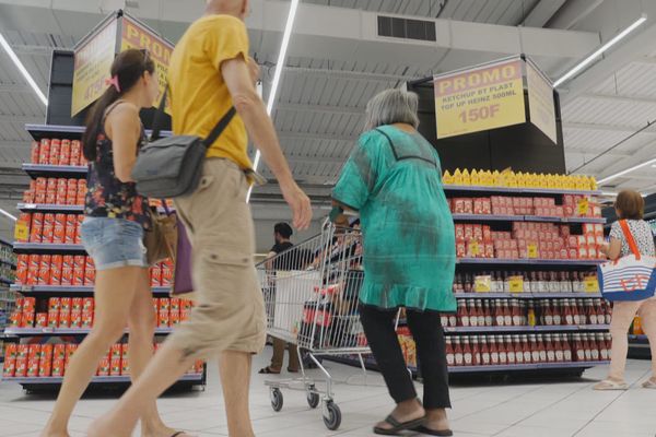 Dans les rayons d'un supermarché de Nouméa.