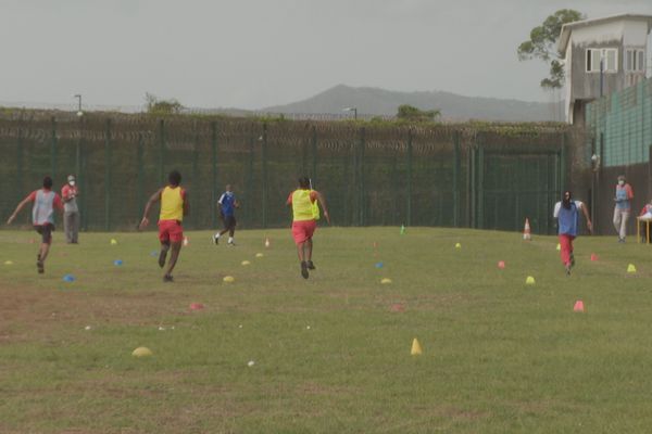 Sport sur la pelouse de la prison de Ducos