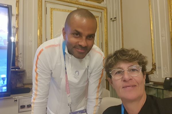 Félicia Ballanger et Tony Parker, lors de la cérémonie officielle des Jeux Olympiques de Paris 2024.