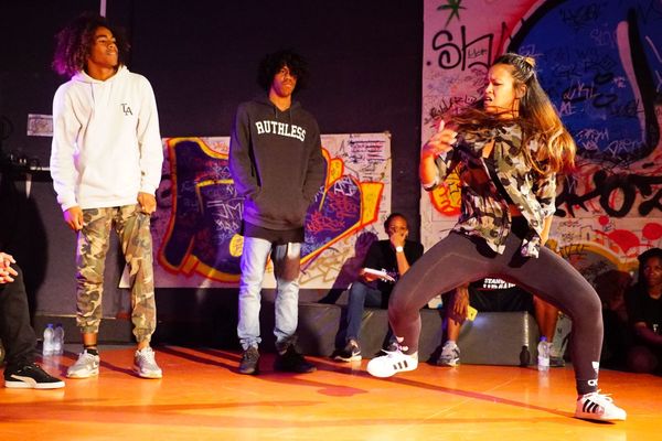 Quinzaine du hip hop, cloture au stand up battle, Rex, 21 avril 2018, «Tif», Tifanie Moehamaddoellah, a remporté le battle un contre un. 