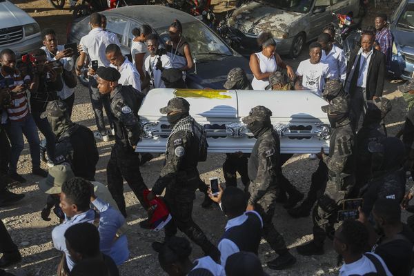 La police transportant le cercueil contenant la dépouille du policier Jeff Petit-Dieu qui a été tué lors d'une récente attaque de gangs, lors de ses funérailles à Port-au-Prince, en Haïti, le mardi 3 décembre 2024.