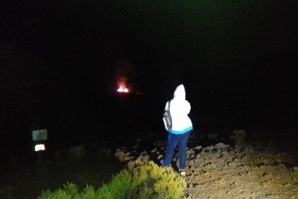 Des centaines de personnes ont assisté de nuit à l'éruption du Piton de la Fournaise.