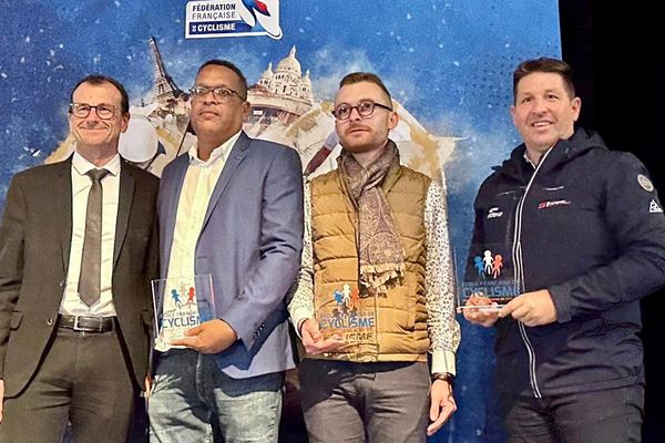 Le Madinina bikers avec son président Eddy Marie-Sainte, 2e à gauche  terminent à la deuxième place du classement national des écoles de cyclisme labellisées