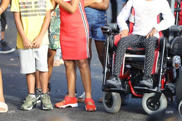 Enfant porteur de handicap AESH rentre scolaire école La Réunion