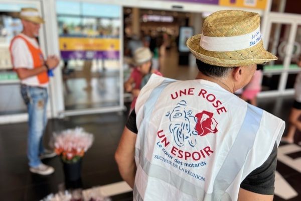 Une rose et un don pour lutter contre le cancer, le geste du cœur des motards de La Réunion