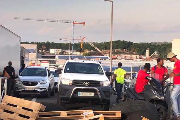 Ce matin encore, des barrages ont été érigés à l'entrée des zones d'activités comme ici, sur le pont de la Lézarde.