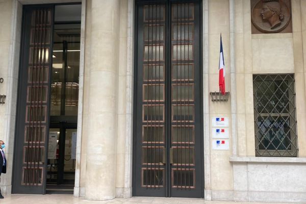 C'est à cet endroit, dans le 7e arrondissement de Paris, que se tiendra la table ronde. Ce bâtiment regroupe les services du 1er ministre, du ministère de la Mer et du ministère chargé de la Ville.