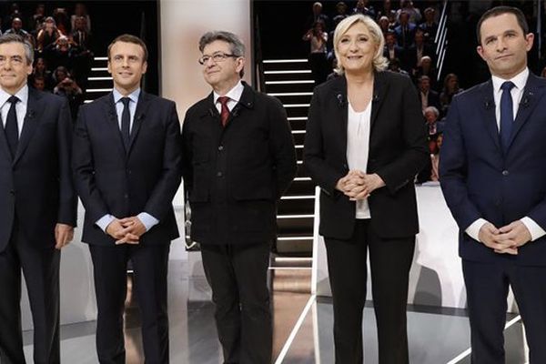 Cinq des candidats à l'élection présidentielle – François Fillon, Emmanuel Macron, Jean-Luc Mélenchon, Marine Le Pen et Benoît Hamon – sur le plateau de TF1, le 20 mars 2017