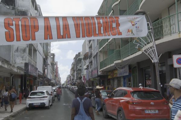 Une banderole "stop à la violence" dans une rue de Pointe-à-Pitre pour le carnaval