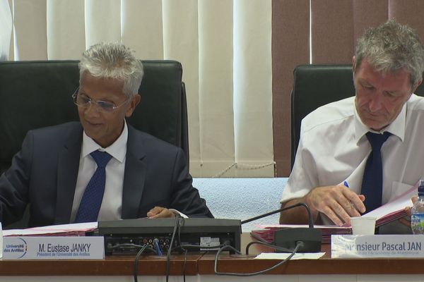 Eustase Janky (Pdt de l'Université des Antilles) et Pascal Jan (recteur de l'Academie) paraphent la "charte relative à la politique du site Antilles"