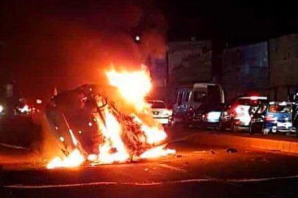 Voiture du cortège du premier ministre incendié à Mada sept 2018