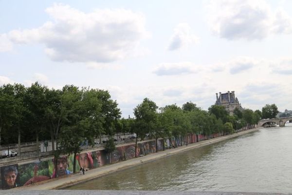 Le Quai Aimé Césaire (derrière le feuillage des arbres), vu de la passerelle Léopold Sédar Senghor