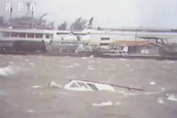 Le port de Papeete pendant les cyclones en 1983