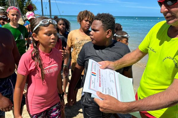 Diplôme validé, le 1er mars 2024, pour le test de natation sur 25 mètres passé par ces collégiens de Yaté en immersion à Nouméa.