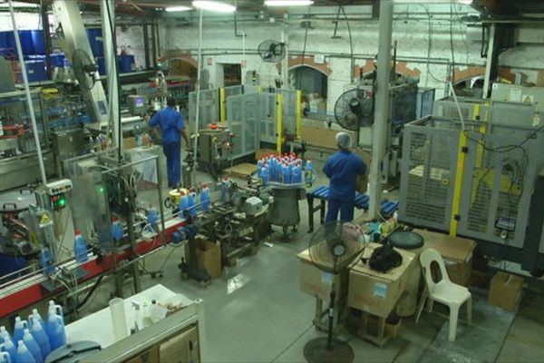 Usine de fabrication de produits d'entretien en Martinique.