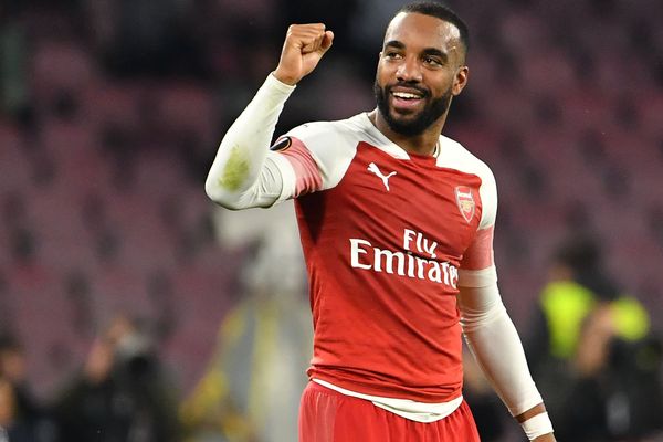 Alexandre Lacazette célébre son but contre Naples en quart de finale de la Ligue Europa