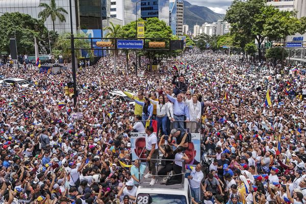 La chef de l'opposition et le candidat de l'opposition sur un camion, lors d'une manifestation contre les résultats officiels de l'élection présidentielle  venezuelienne, à Caracas - 30/07/2024.