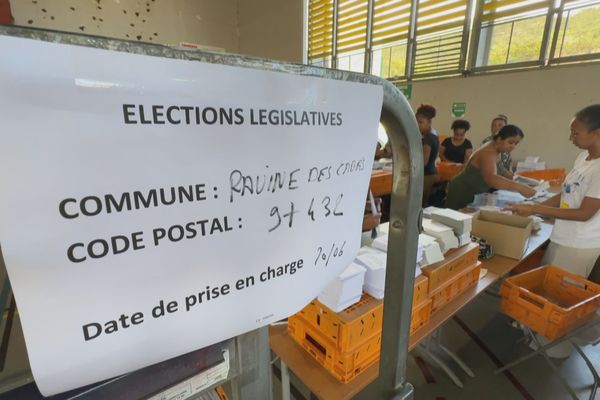 Législatives : cadence soutenue pour la mise sous pli des documents électoraux