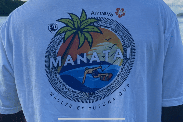 Lucas Lautoa, bénévole et participant à la Manatai Cup, revêtant déjà le t-shirt de la compétition.