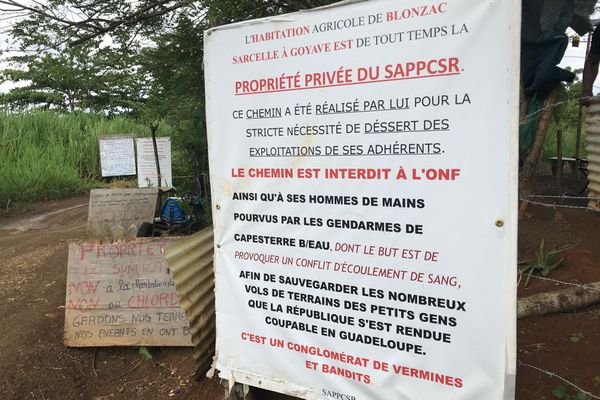 Ecriteau installé par l'organisation d'André Guyon à l'entrée des parcelles de la forêt de Sarcelle.