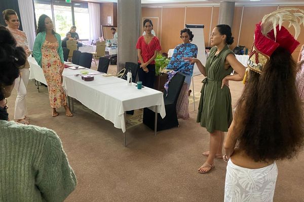 Briefing des dix candidates avant leur passage pour le grand oral de Miss Tahiti 2024.