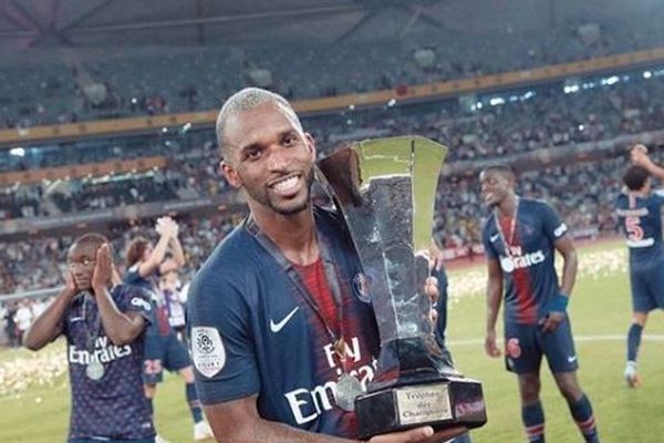 Le footballeur guyanais Kévin Rimane avec le Trophée des Champions 2018 dans les bras