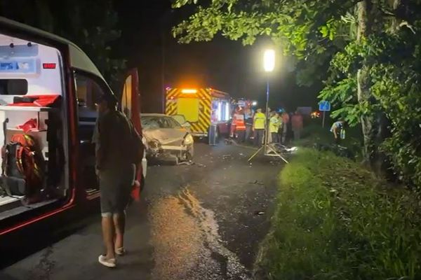 La voiture accidentée, entre deux des trois ambulances mobilisées, à Blanchet/Gourbeyre - 27/09/2024.