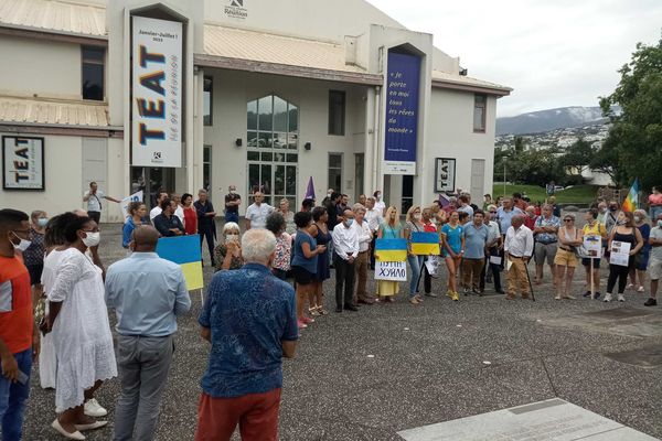 Une soixantaine de personnes se sont rassemblées, ce dimanche, pour manifester leur solidarité avec le peuple ukrainien