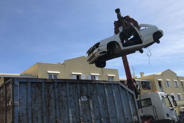 Une centaine de carcasses de voitures retirées des lotissements de Saint-Benoît 