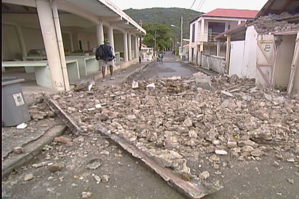 Il Y A 15 Ans La Terre Tremblait Aux Saintes Guadeloupe La 1ere