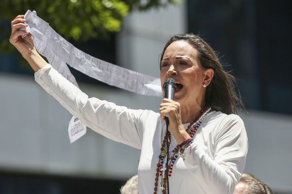 La chef de l'opposition Maria Corina Machado affiche les feuilles de décompte des votes, lors d'une manifestation contre la réélection du président Nicolás Maduro, à Caracas (Venezuela) - 28/08/2024.