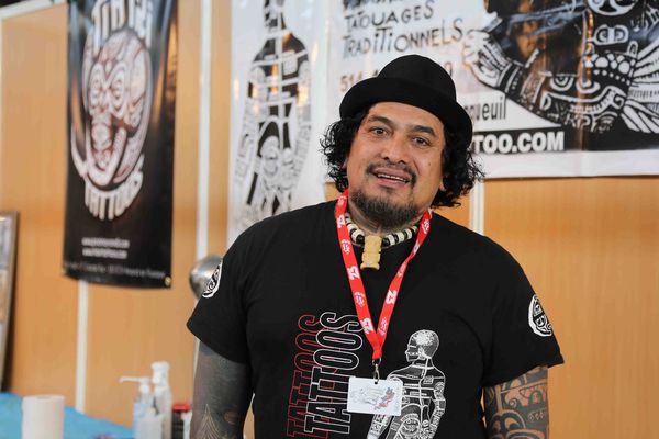 Roonui, tatoueur polynésien au Mondial du tatouage 2015 à Paris