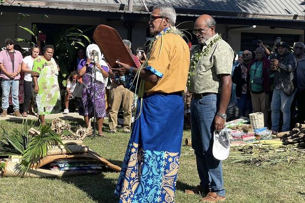 Un gouvernail sculpté symbolise la passation de pouvoir entre Victor Gogny et Eloi Gowe à la tête du Sénat coutumier, le 24 août 2024, à Nouméa.